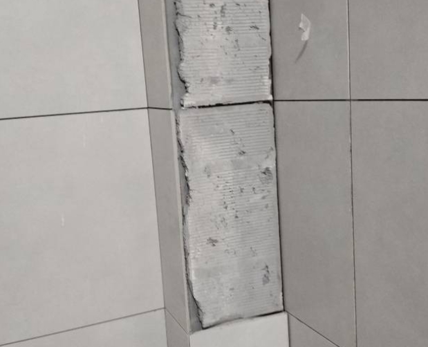 陕西瓷砖空鼓维修公司分享下瓷砖施工前基层浇水润湿程度不足，可能导致以下问题